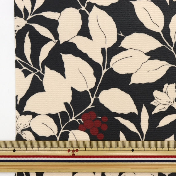 [From quantity 5] Fabric "Twill laminated wood and floral pattern black R-KSP5541-E" COTTON KOBAYASHI